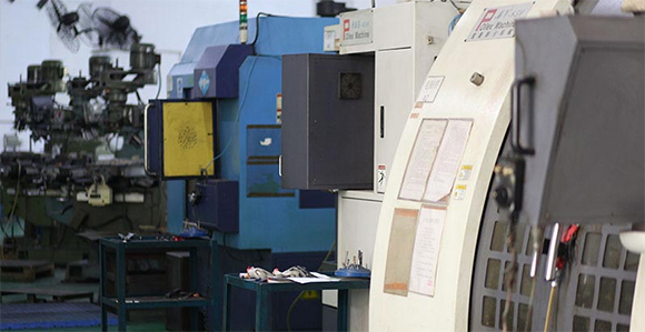 塑膠模具應(yīng)用于新能源汽車領(lǐng)域？塑膠模具有哪些特點(diǎn)？